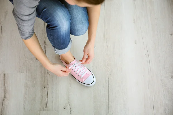 Frau bindet Sportschuhe — Stockfoto