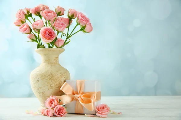 Rosas com caixa de presente — Fotografia de Stock