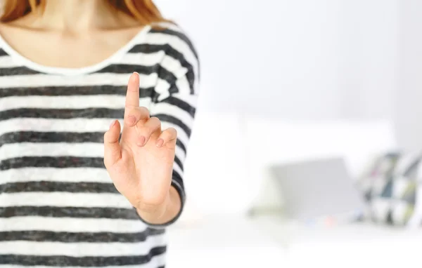 Mano femminile che punta — Foto Stock