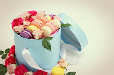 Lezzetli macaroons ve gül kutusunda 