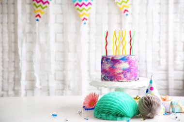 bayram pastası mumlar ile 