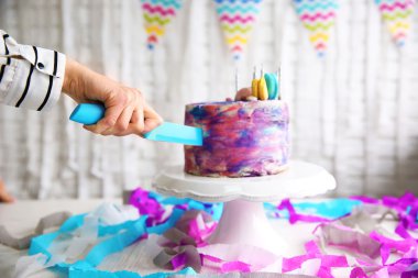 El kesme şenlikli kek 