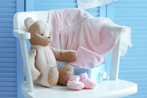 Brinquedo de bebê com roupas — Fotografia de Stock