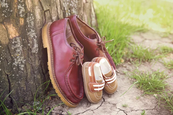 Zapatos de padre y zapatos de niño — Foto de Stock