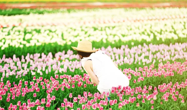 Nő a virágzó mező — Stock Fotó