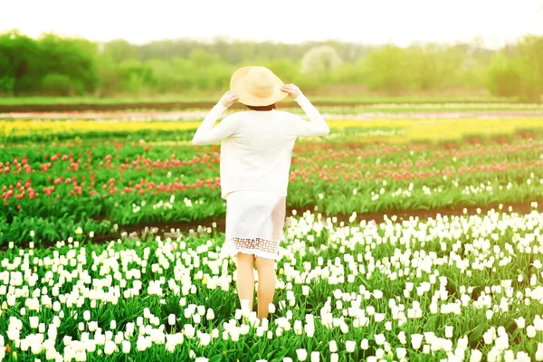 Vrouw op bloeiende veld — Stockfoto