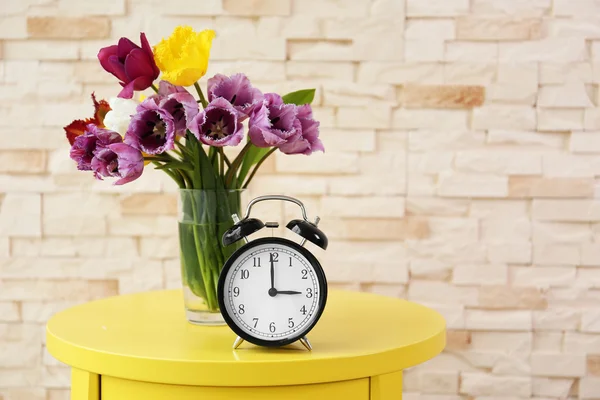 Sveglia con bouquet di tulipani — Foto Stock