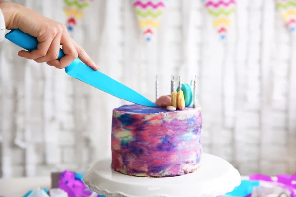 Pastel festivo de corte a mano — Foto de Stock