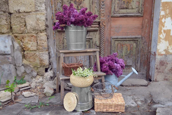 Liliac violet și flori de crin — Fotografie, imagine de stoc