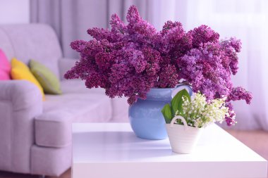 Leylak ve Mayıs-lily çiçek 