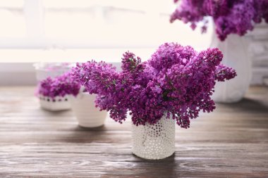 Vazo içinde Lila buketleri 