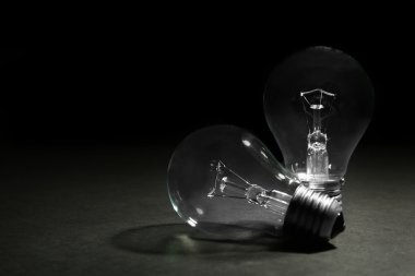 koyu arka plan üzerinde iki Işık Ampüller 