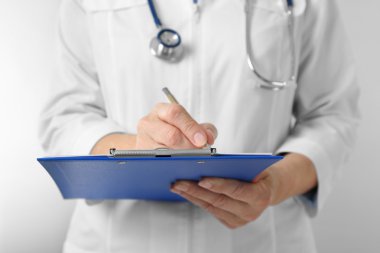 Pano'da yazma profesyonel kadın doktor 