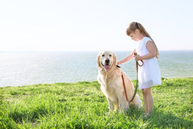 Küçük kız ve büyük tür köpek