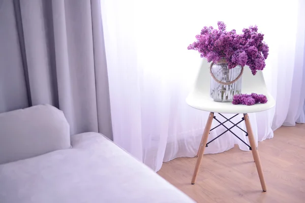 Bouquet lilla in vaso di vetro — Foto Stock