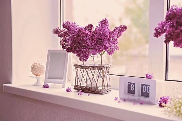 Bouquet de lilas en pot de verre — Photo