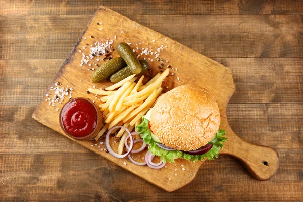 Lahodný Hamburger Hranolkami Zeleninou Dřevěné Desce — Stock fotografie