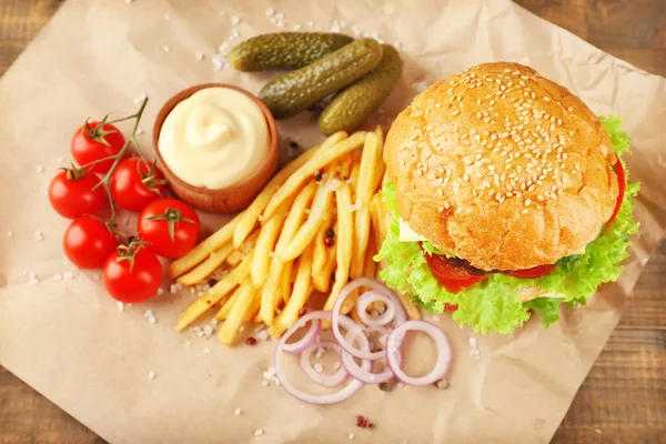 Delicioso Hambúrguer Com Batatas Fritas Legumes Mesa — Fotografia de Stock