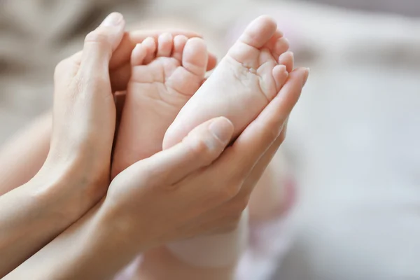 Baby fötter i händer — Stockfoto