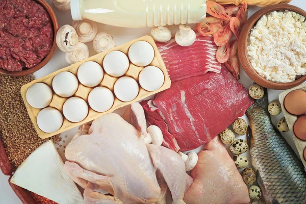 Verschillende Soorten Vlees Eieren Melk Roomkaas Garnalen Tafel Leggen — Stockfoto