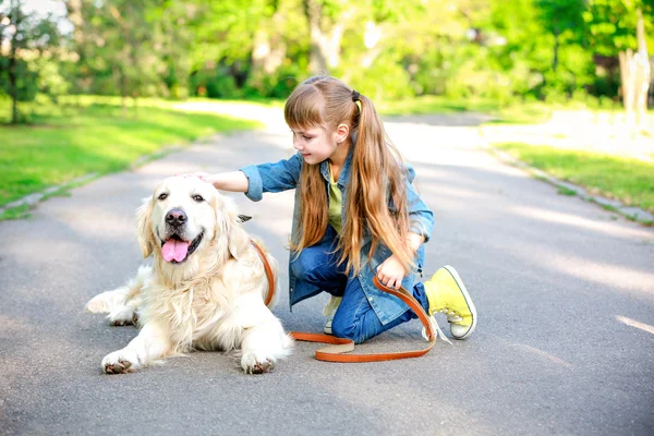 Petite fille et grand chien gentil — Photo