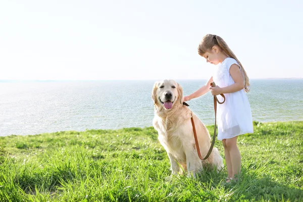 Klein meisje en grote vriendelijke hond — Stockfoto