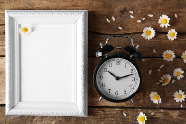 Vintage saat, çerçeve ve papatya çiçekler