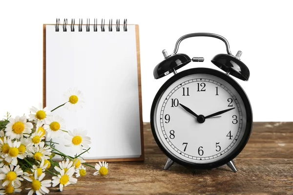 Orologio vintage, notebook e bouquet — Foto Stock