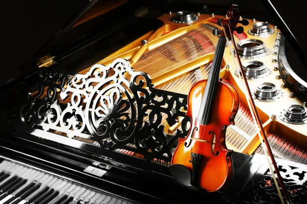 Violon sur piano close up — Photo