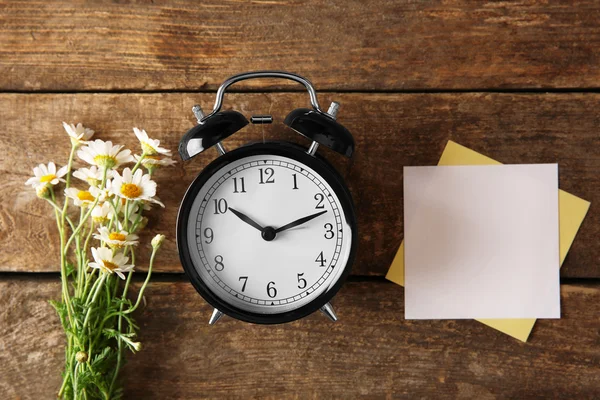 Vintage clock, daisy flowers — Stock Photo, Image