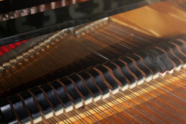 Piyano yükseltilmiş kapaklı 