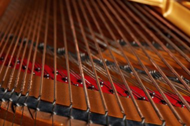 Piyano yükseltilmiş kapaklı 