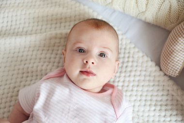 şirin bebek yatakta