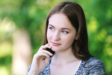 Parktaki güzel kız.