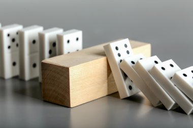 Domino ve tuğla blok