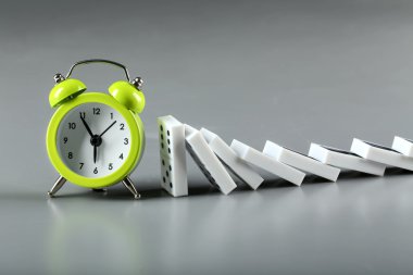 Domino ve çalar saat