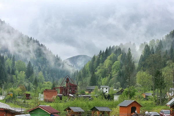 Vista de montanhas nebulosas na aldeia turística — Fotografia de Stock