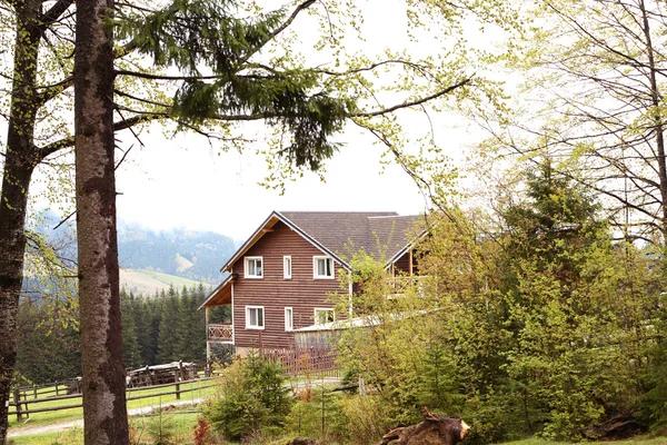 Holzhaus in den Bergen — Stockfoto