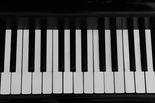 Teclas de piano preto e branco — Fotografia de Stock