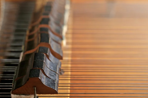 Piano met verhoogde deksel — Stockfoto