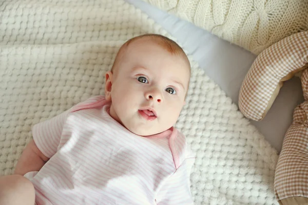 Carino bambino sul letto — Foto Stock