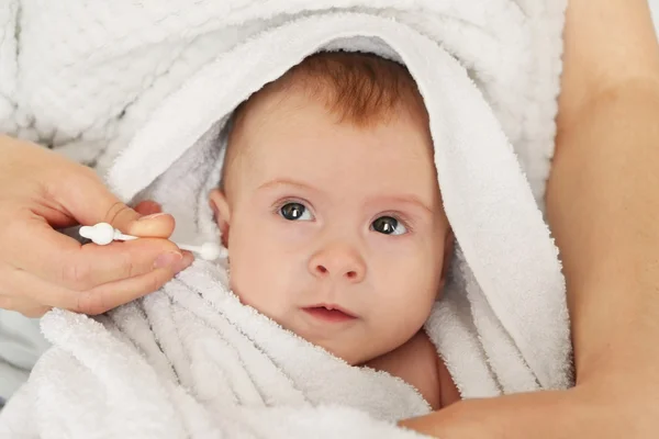 Cleaning small baby ears — Stock Photo, Image