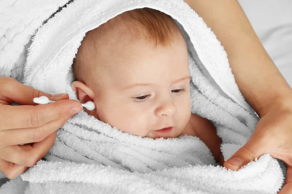 Чистка маленьких дитячих вух — стокове фото