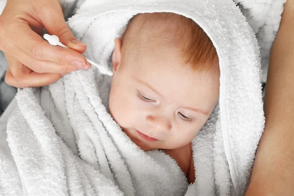 Limpeza de pequenas orelhas de bebê — Fotografia de Stock