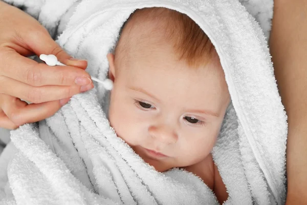 Limpeza de pequenas orelhas de bebê — Fotografia de Stock