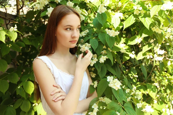 Belle fille avec des fleurs — Photo