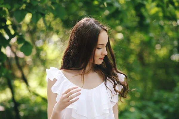 Menina relaxante no parque verde — Fotografia de Stock