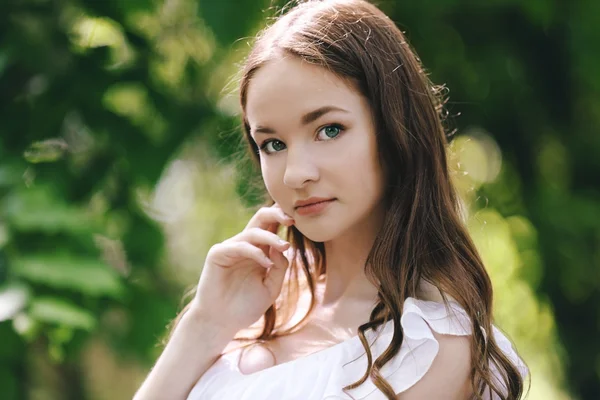 Chica relajante en verde parque — Foto de Stock