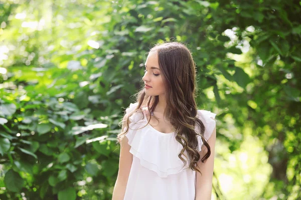 Fille se détendre dans le parc vert — Photo