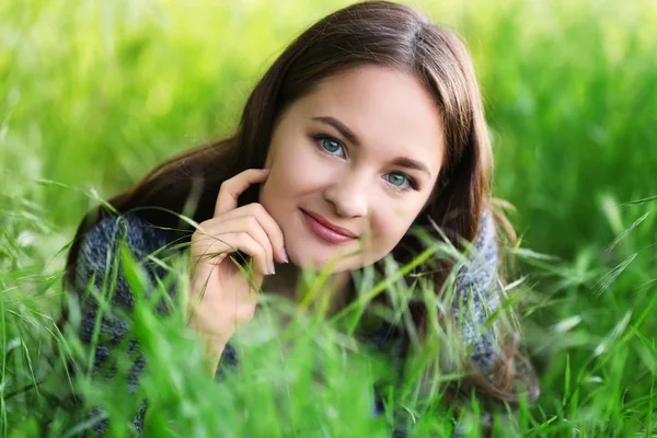 Chica tendido en verde hierba —  Fotos de Stock